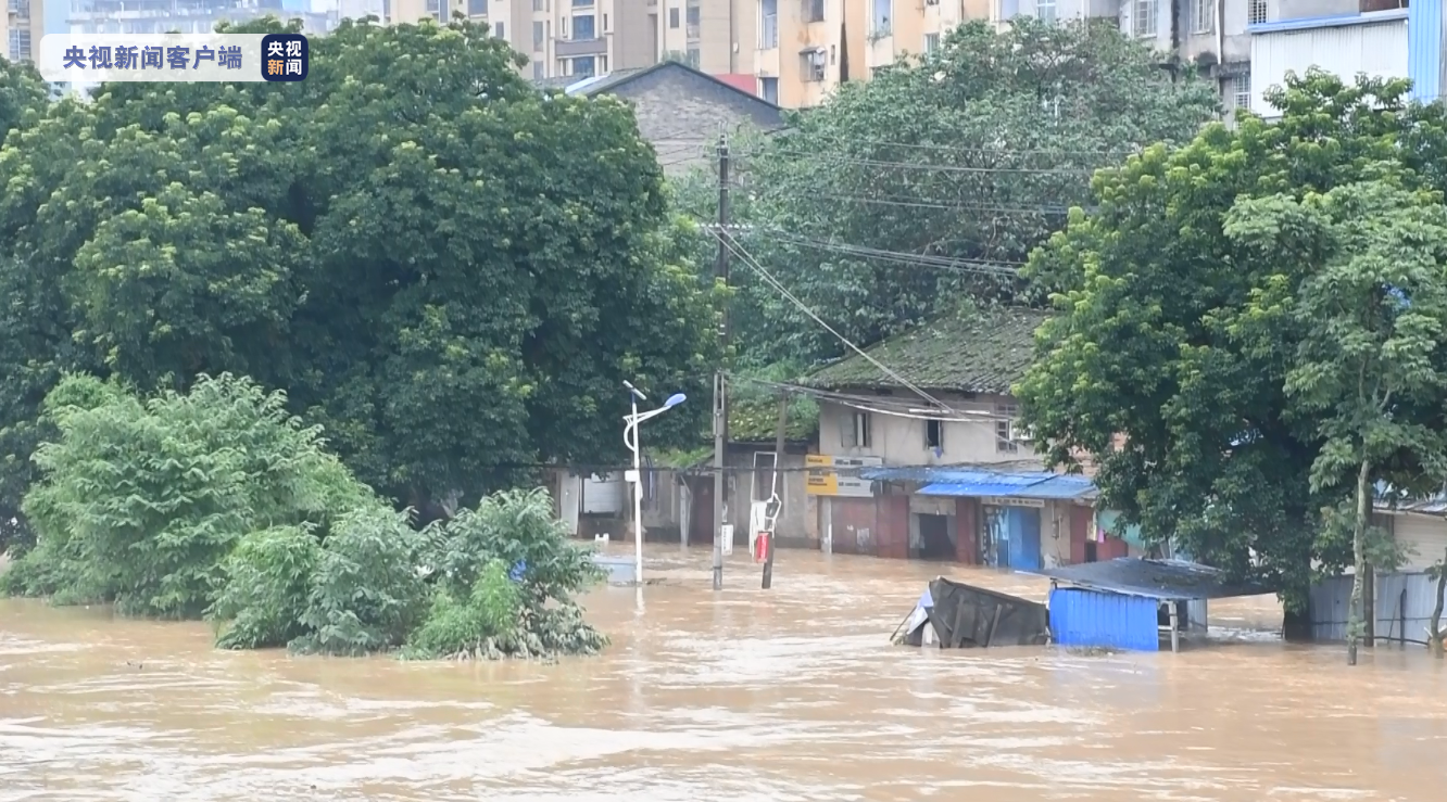 福建建瓯洪峰过境致道路被淹 各方合力抢险救援