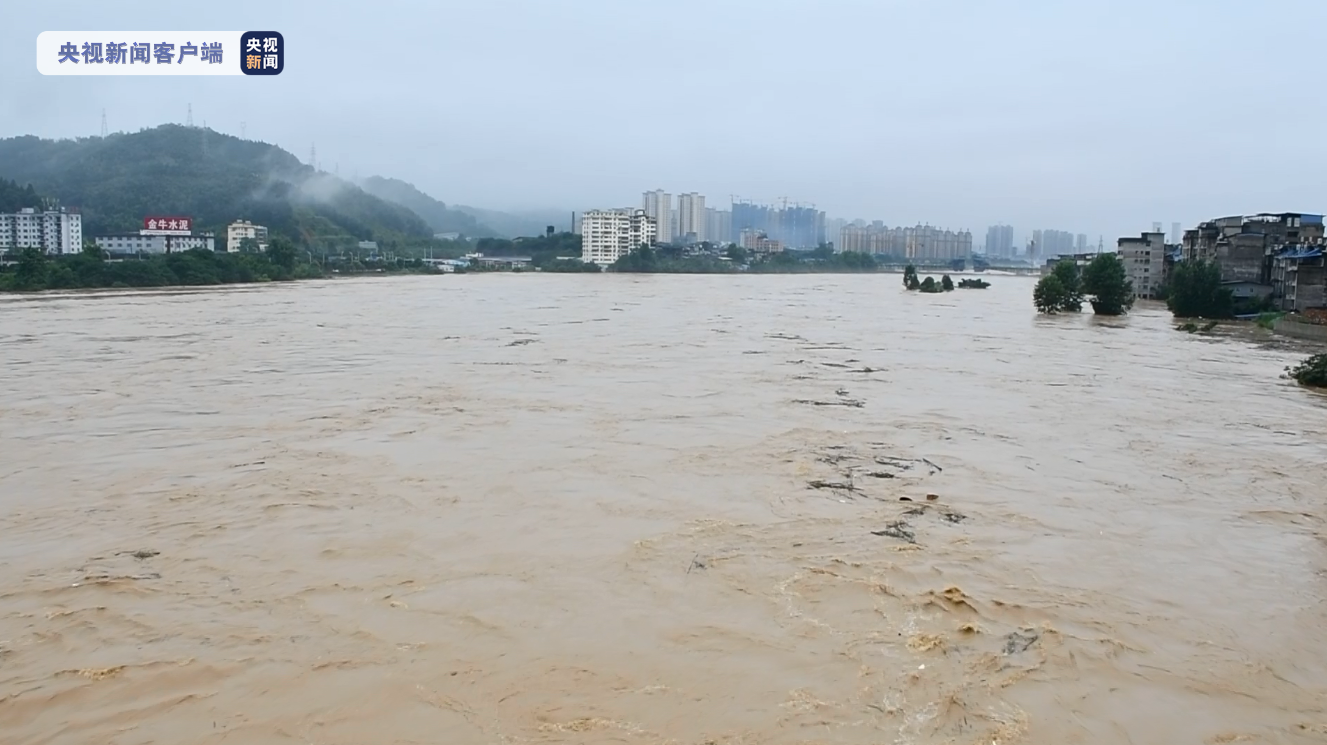 福建建瓯洪峰过境致道路被淹 各方合力抢险救援