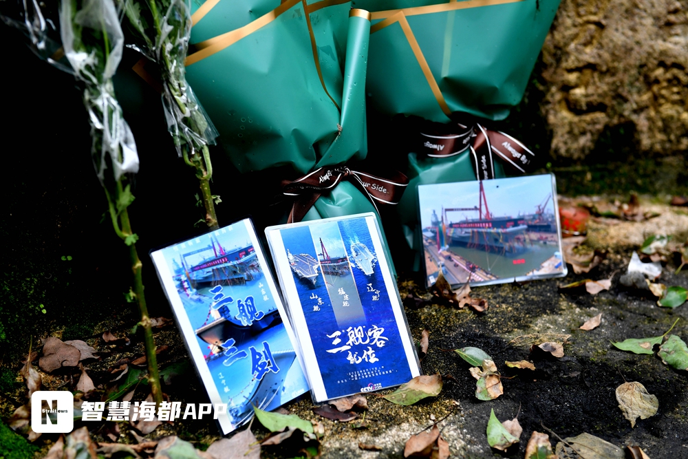 “福建舰”下水，福州市民自发用航母照片告慰近代海军先辈