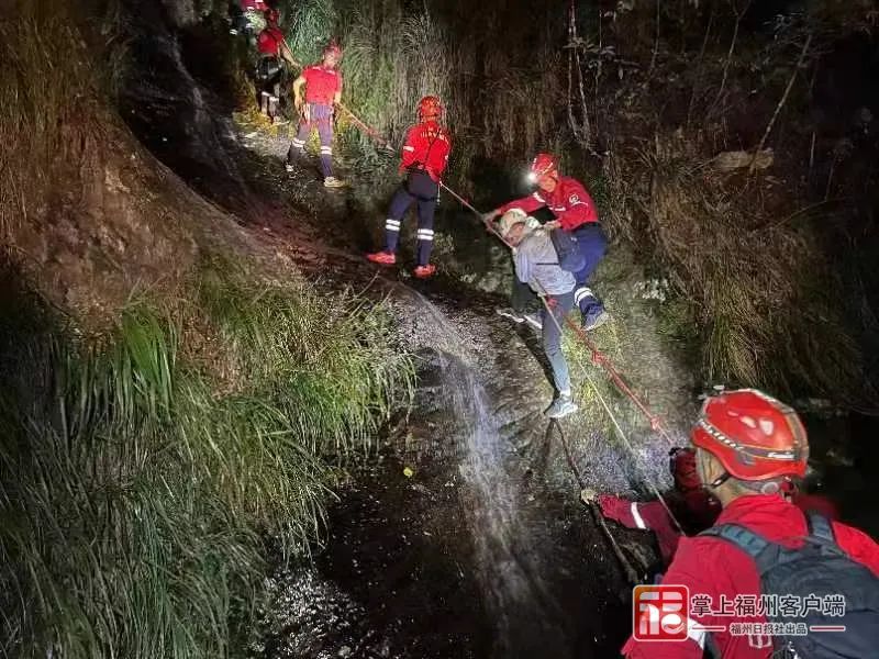 紧急！福州11人被困悬崖！深夜上演“绝壁救援”