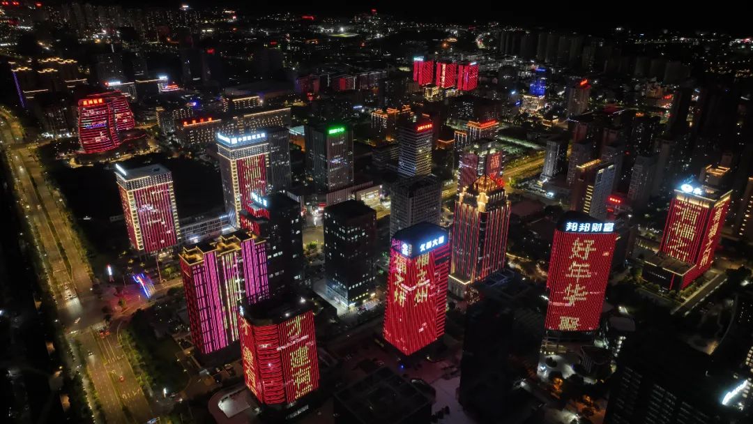 高新夜色别样美，璀璨灯光迎英才！