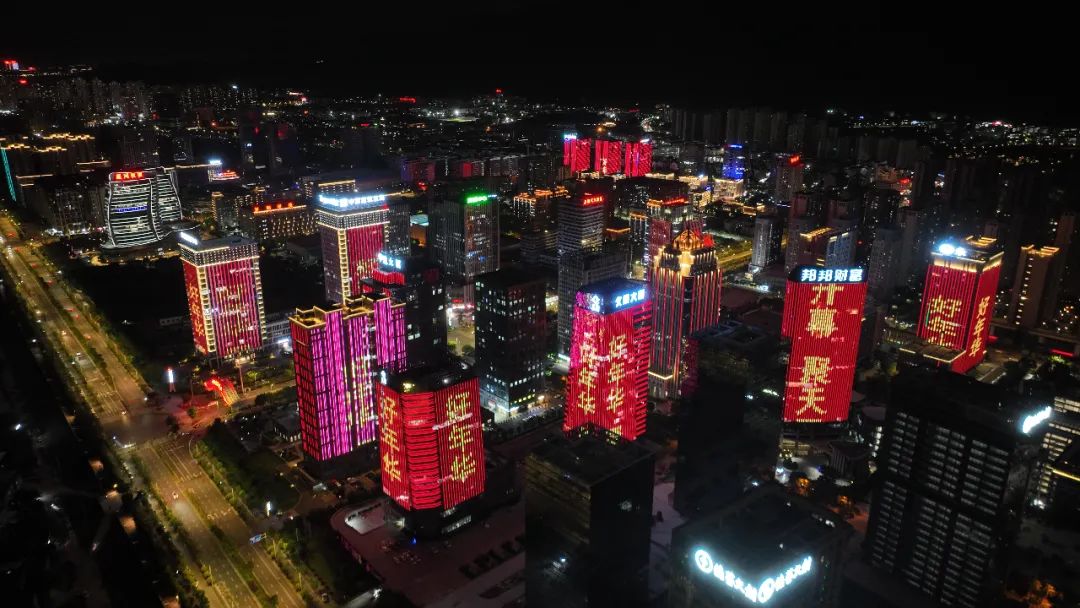 高新夜色别样美，璀璨灯光迎英才！