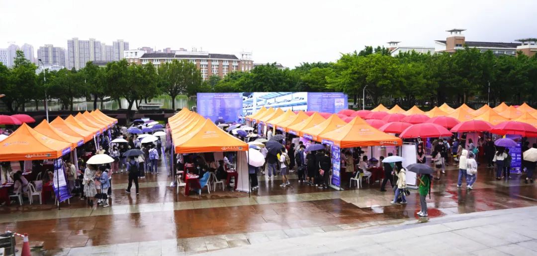 高新夜色别样美，璀璨灯光迎英才！