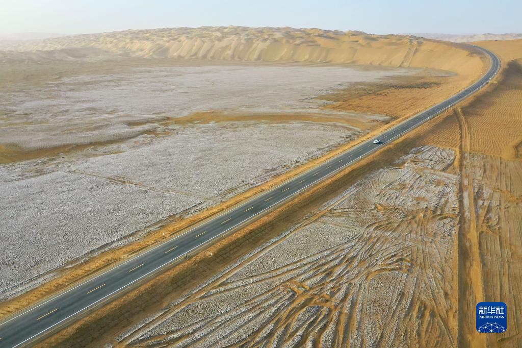 我国建成第三条穿越塔克拉玛干沙漠公路