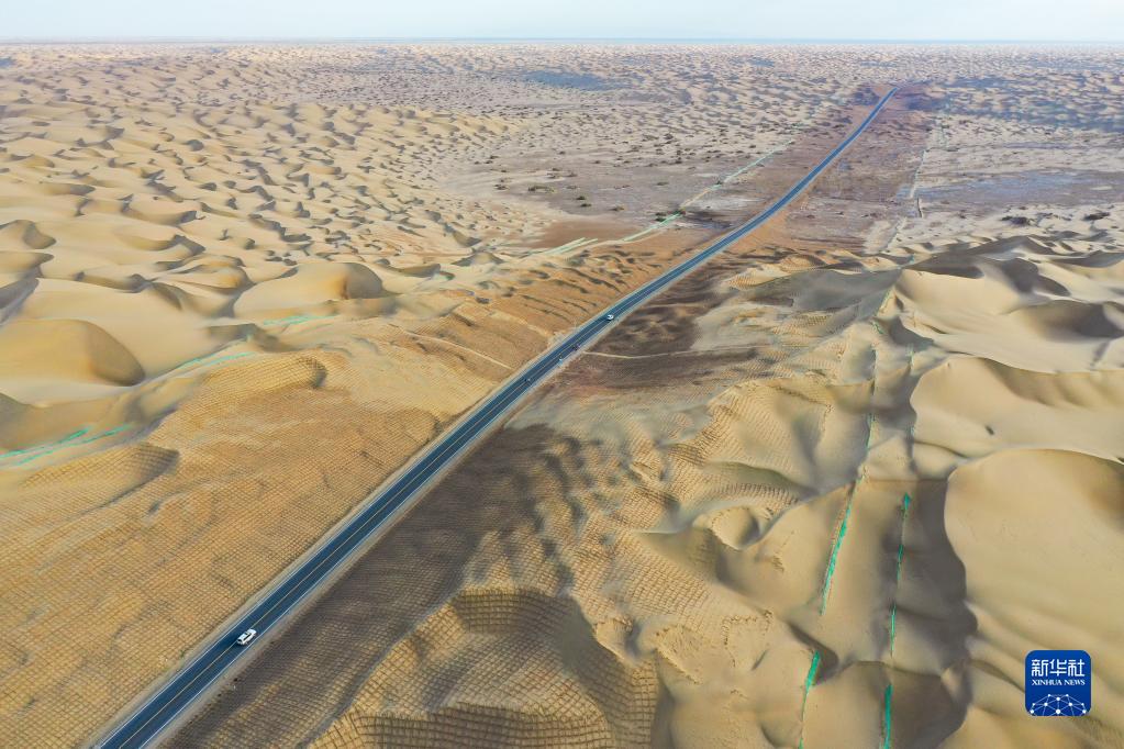 我国建成第三条穿越塔克拉玛干沙漠公路