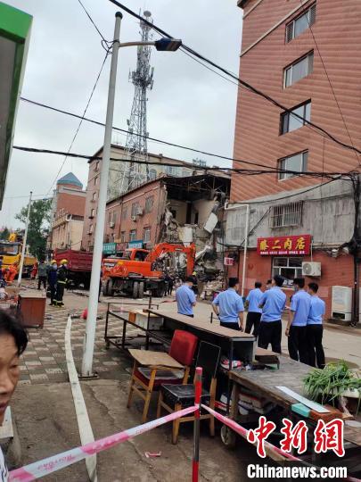 黑龙江伊春一小区发生疑似煤气罐爆炸事故 造成部分房屋坍塌