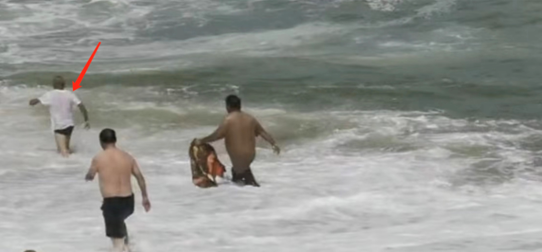 跳进漳州海滩巨浪里救起4岁女童 三位英雄找到了