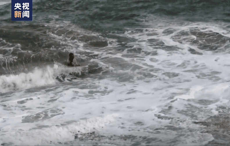 跳进漳州海滩巨浪里救起4岁女童 三位英雄找到了