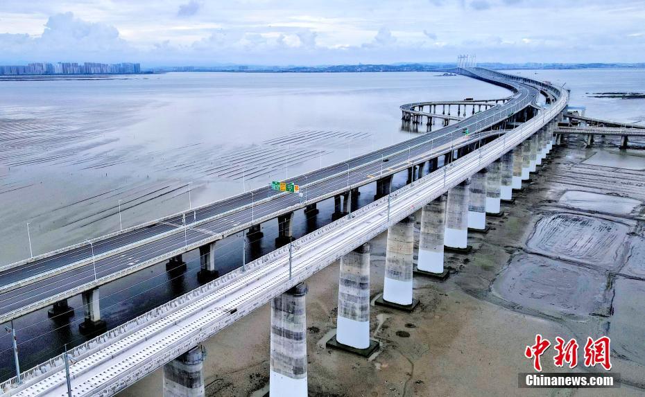 中国首座跨海高速铁路桥梁无砟轨道施工完成
