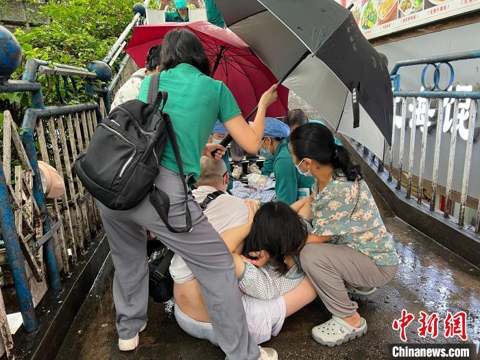 广州一名产妇紧急分娩 天桥楼梯秒变“产房”