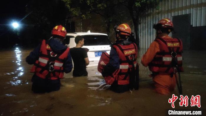 短时强降雨致漳州道路积水严重 消防紧急救援受困人员