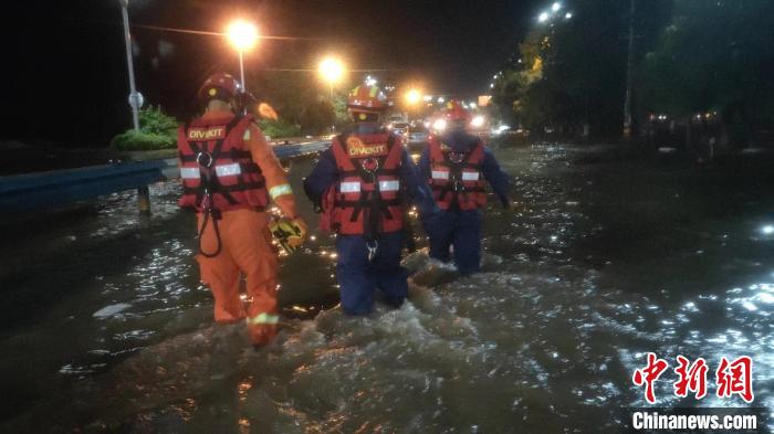 短时强降雨致漳州道路积水严重 消防紧急救援受困人员