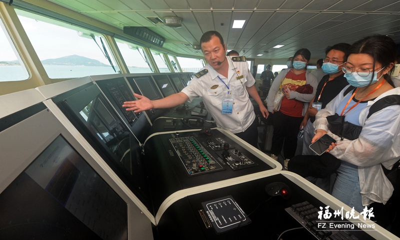 探秘驻守台湾海峡“海事重器” “海巡06”轮安家有讲究