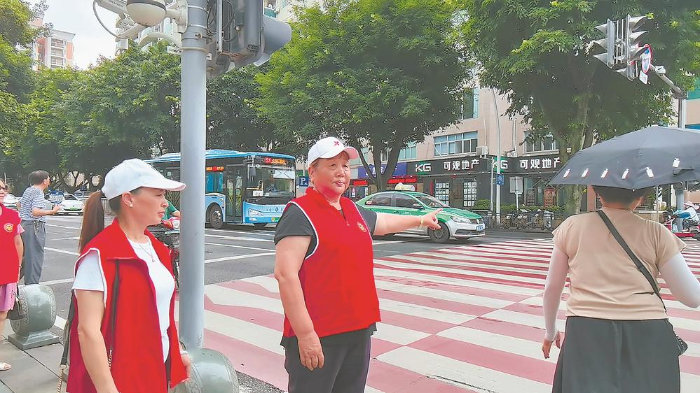 巾帼红！福州“广场舞大妈”变身志愿者服务队