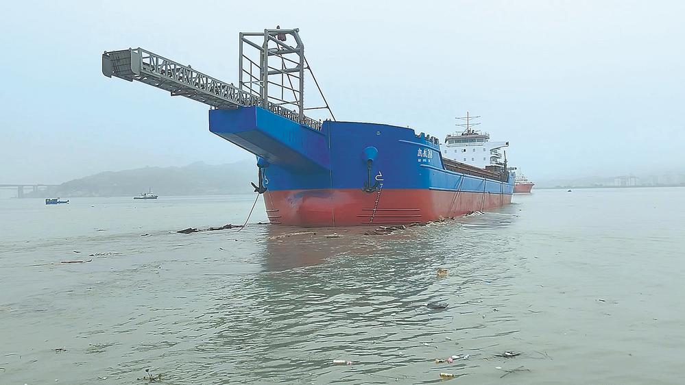 福建造！国内首批入级CCS万吨级电力推进沿海自卸砂船顺利下水