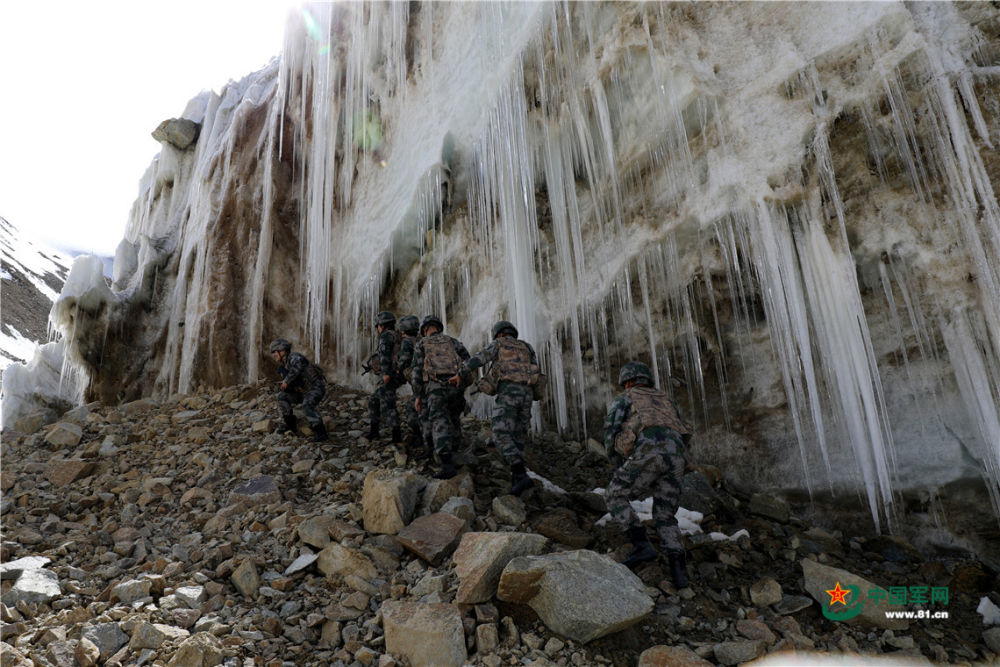 越冰山、蹚冰河 边防女兵海拔5200米点位巡逻