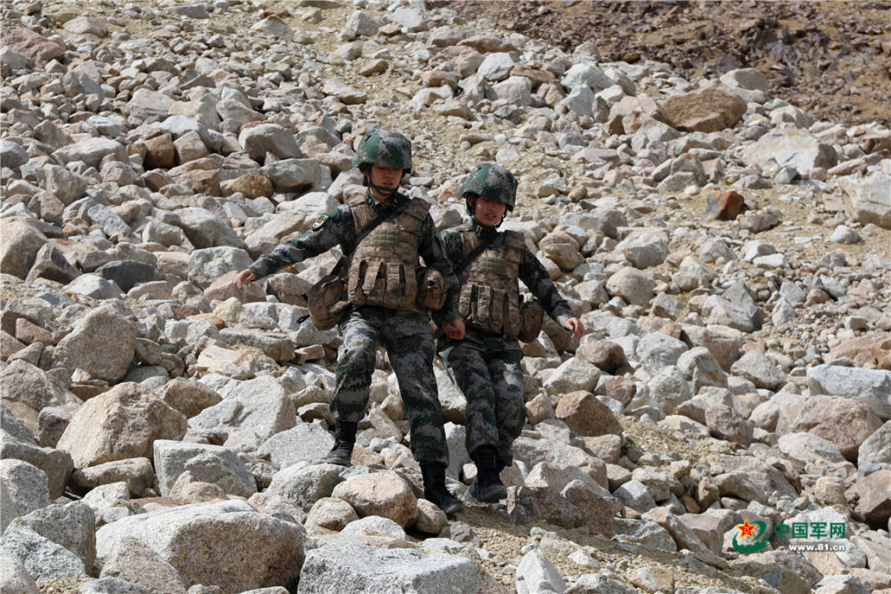 越冰山、蹚冰河 边防女兵海拔5200米点位巡逻