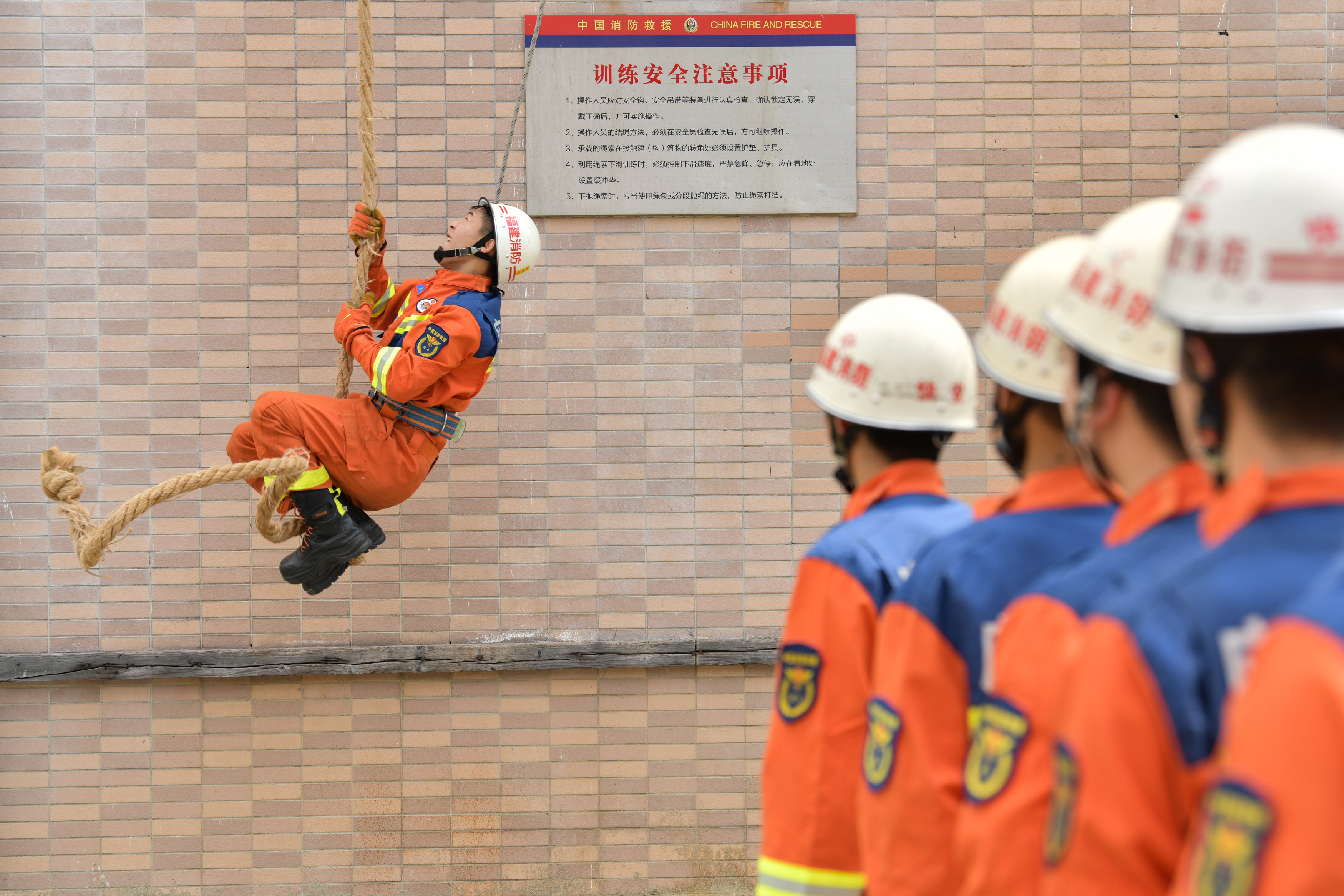 致敬！为守护一方平安，他们不惧“烤”验！