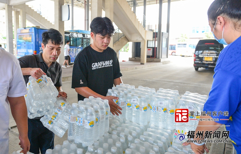 福州上千个爱心茶摊齐开张 两万瓶水送给一线“公交人”