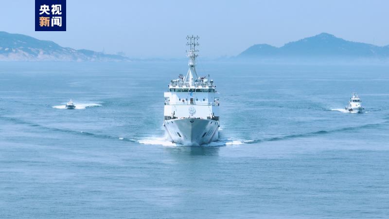 “海巡06”轮在福建南部海域开展编队巡航执法