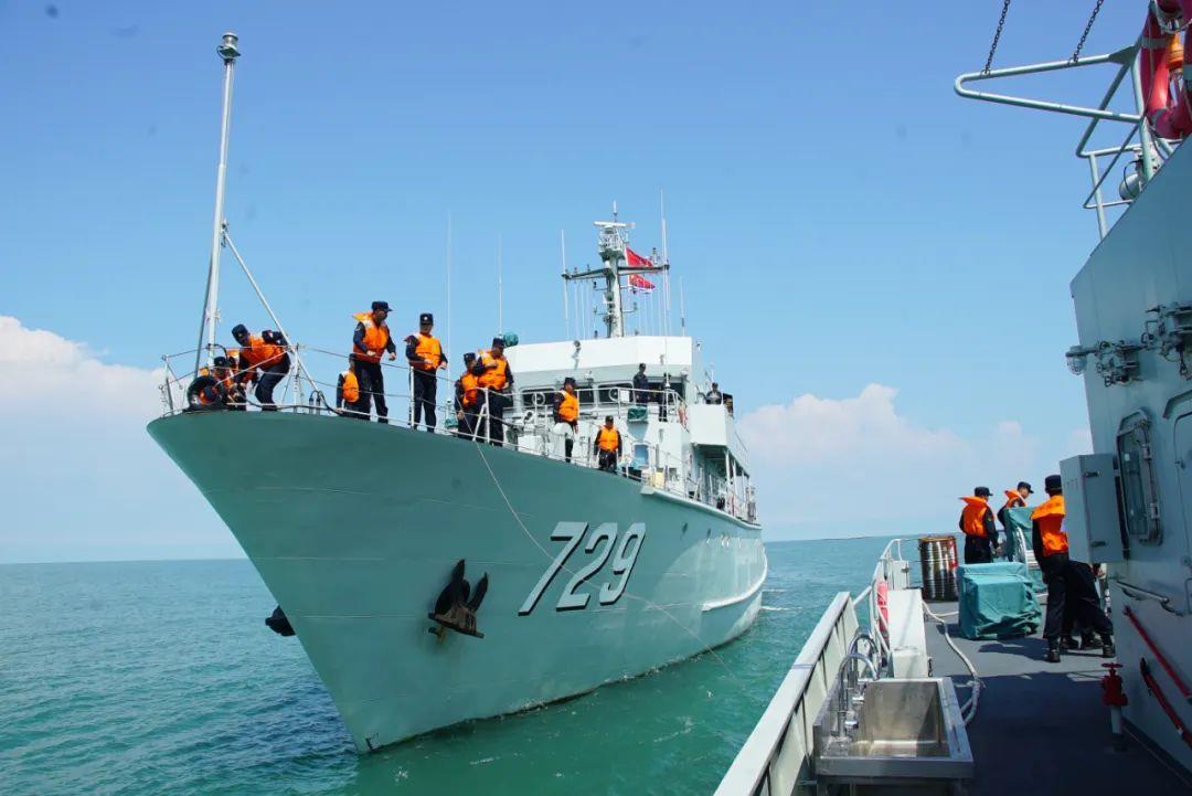 海军某扫雷舰大队编队赴南海执行扫海警戒任务