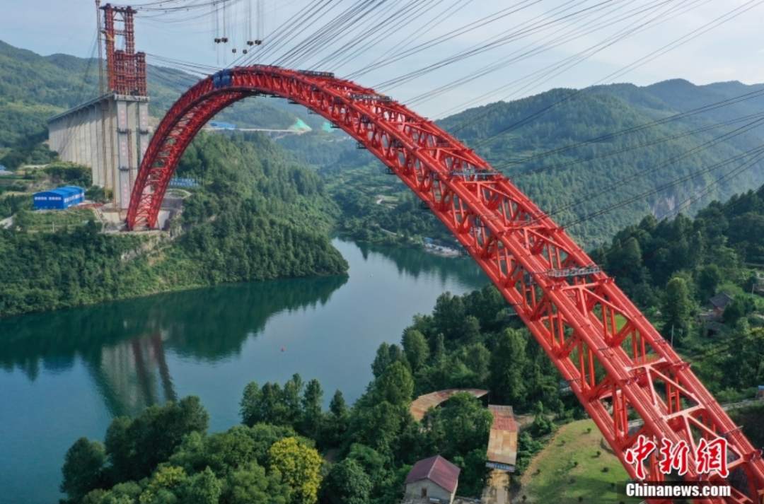 世界最大跨径上承式钢管混凝土拱桥主拱合龙