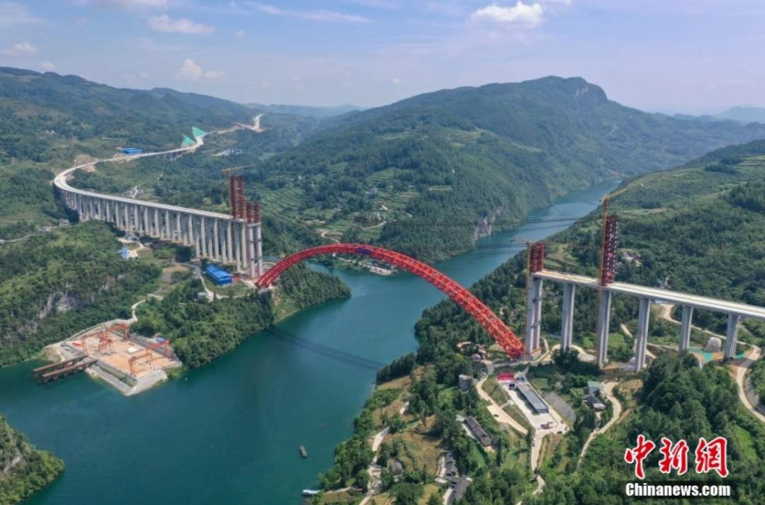 世界最大跨径上承式钢管混凝土拱桥主拱合龙