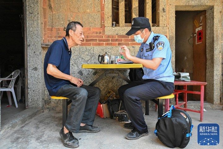 海岛上的“睡袋民警”