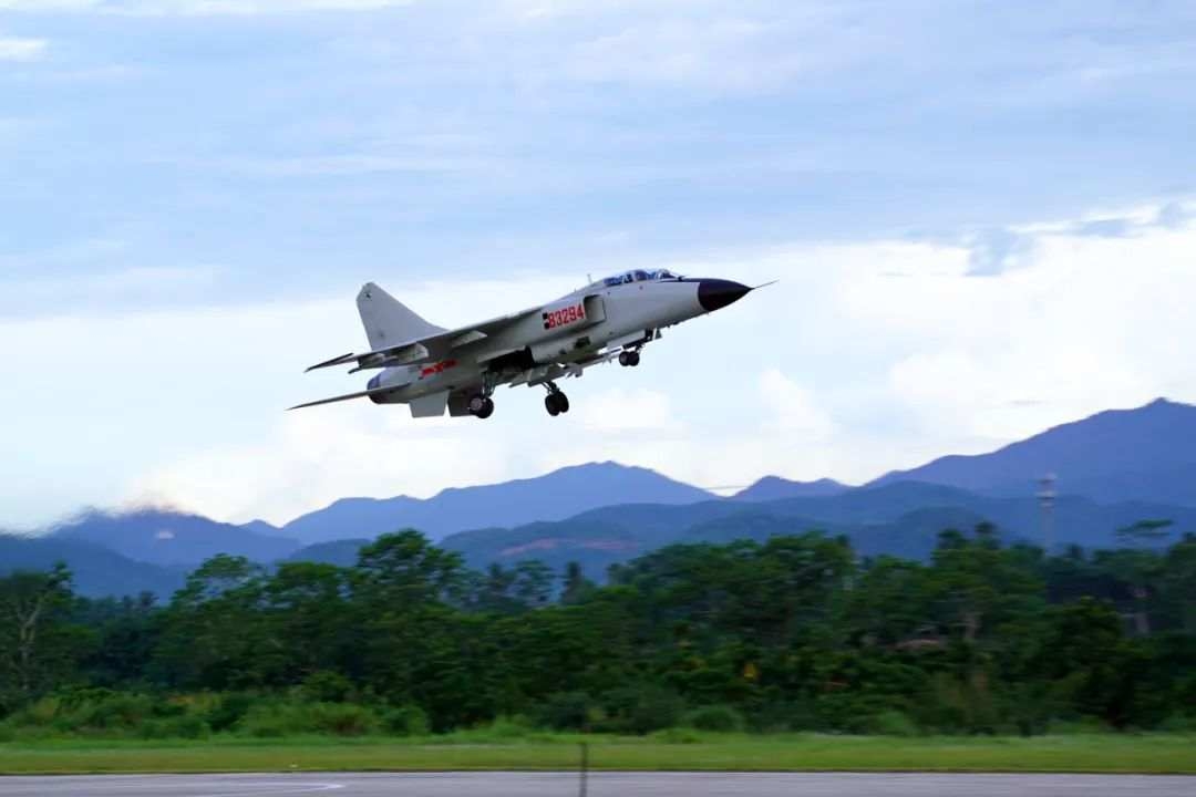 横空出击！南部战区海军航空兵组织昼夜间空空导弹实射