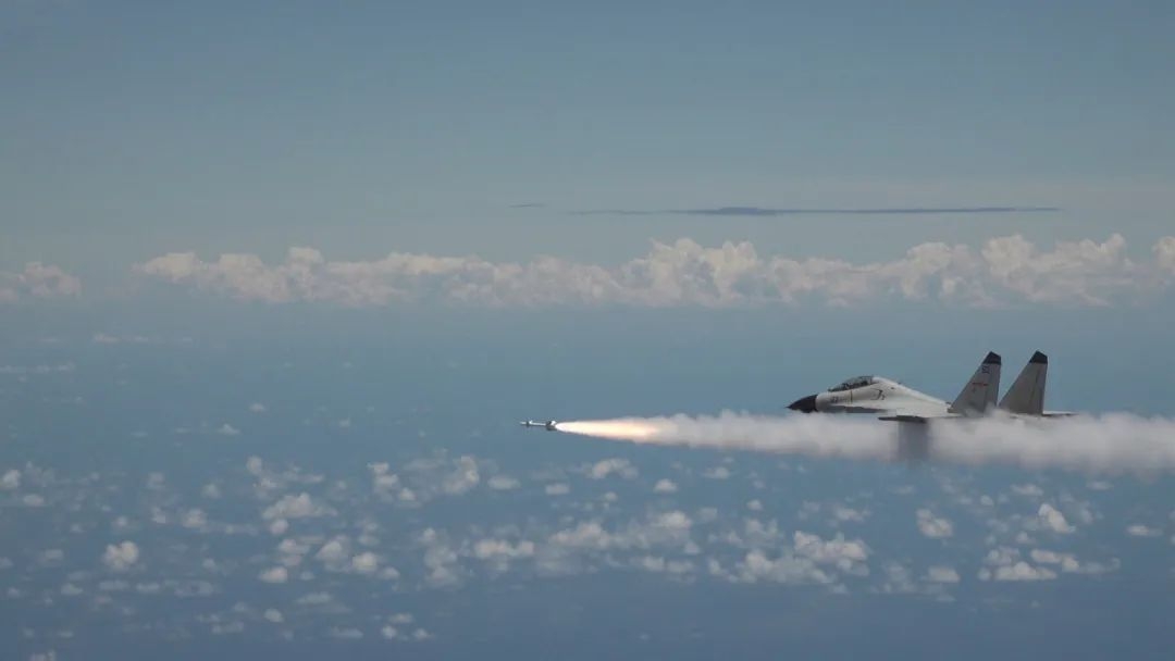 横空出击！南部战区海军航空兵组织昼夜间空空导弹实射