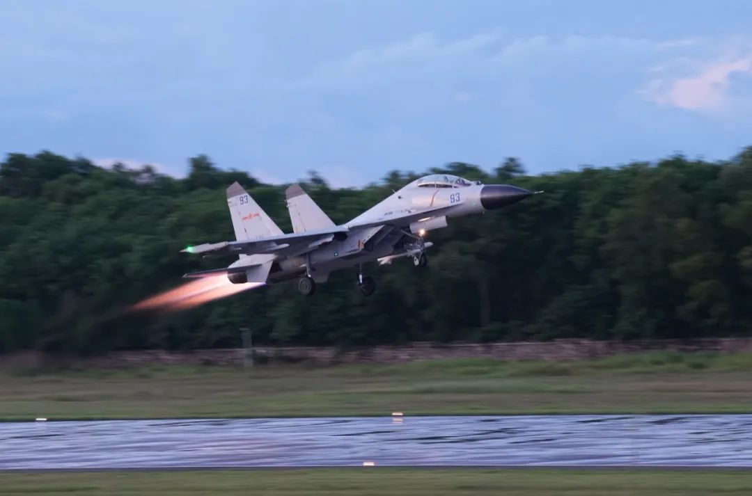 横空出击！南部战区海军航空兵组织昼夜间空空导弹实射