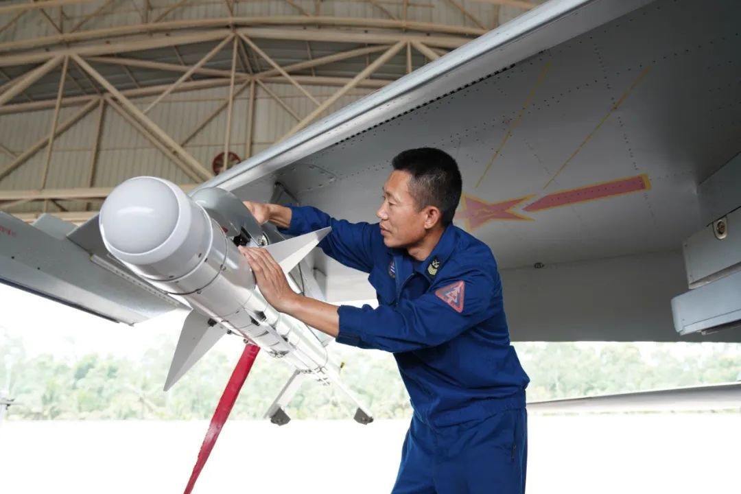 横空出击！南部战区海军航空兵组织昼夜间空空导弹实射