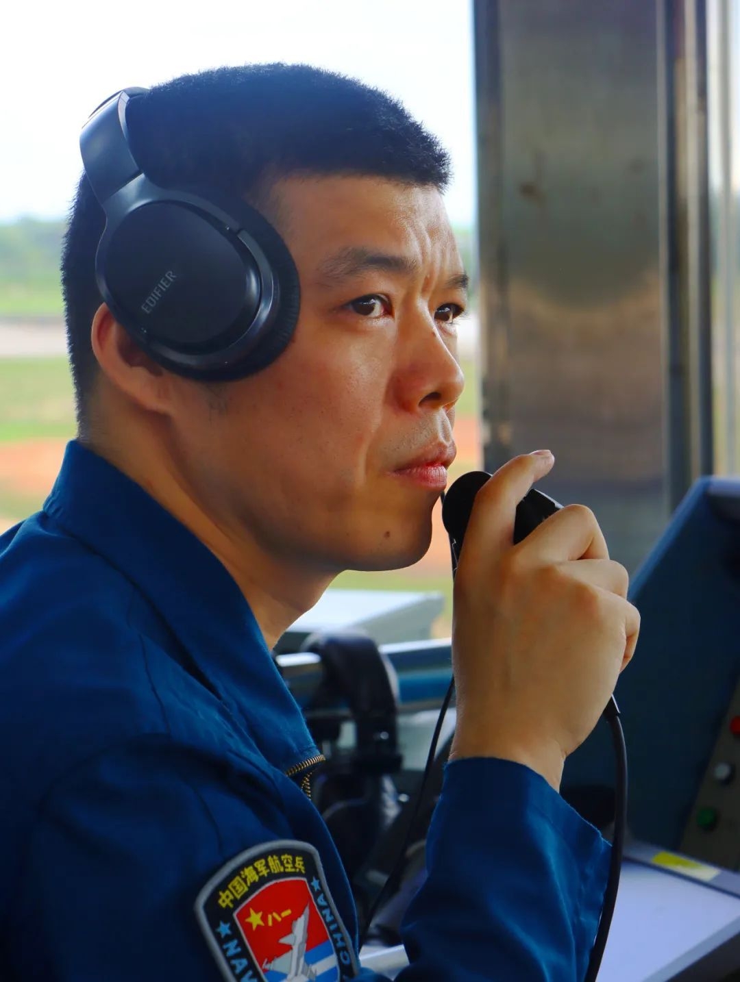 横空出击！南部战区海军航空兵组织昼夜间空空导弹实射