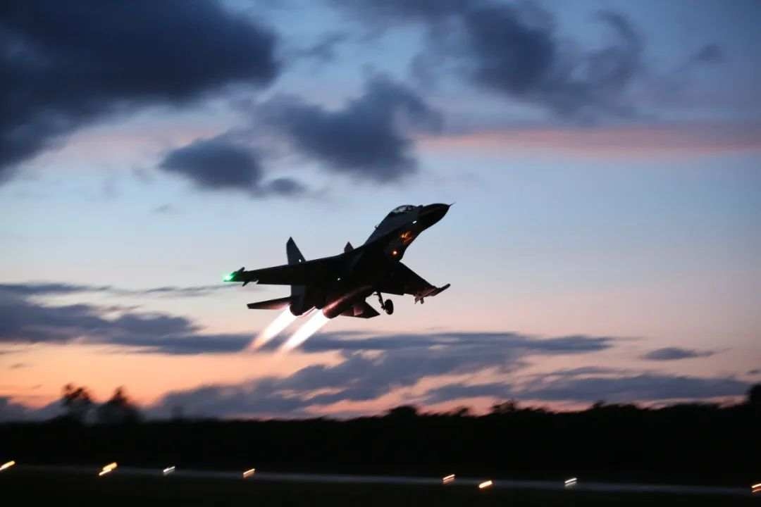 横空出击！南部战区海军航空兵组织昼夜间空空导弹实射