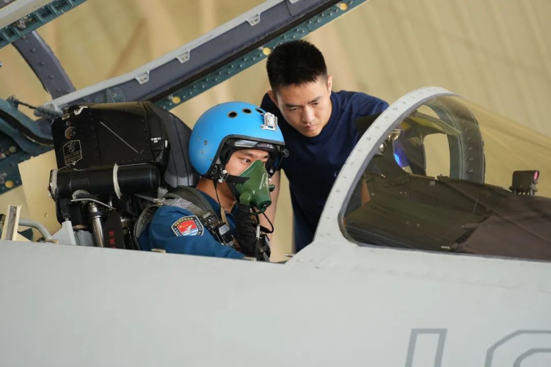 横空出击！南部战区海军航空兵组织昼夜间空空导弹实射