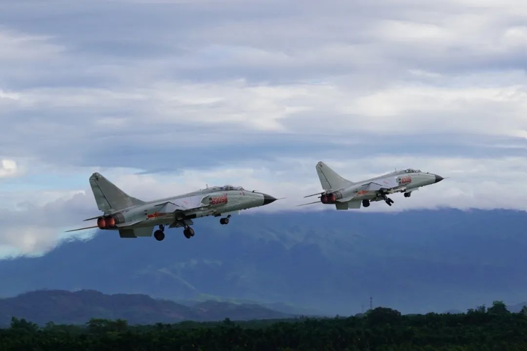 横空出击！南部战区海军航空兵组织昼夜间空空导弹实射