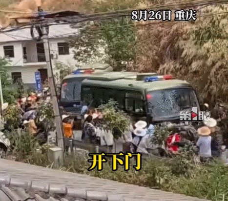 车被重庆人“包围”了！网友：没端火锅是最后的克制