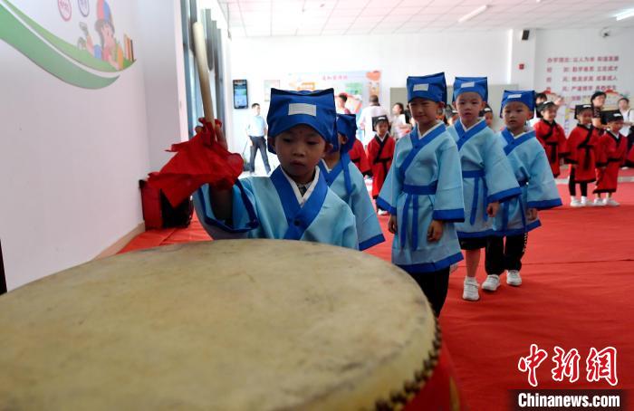 福州小学生举行传统“开笔礼”仪式