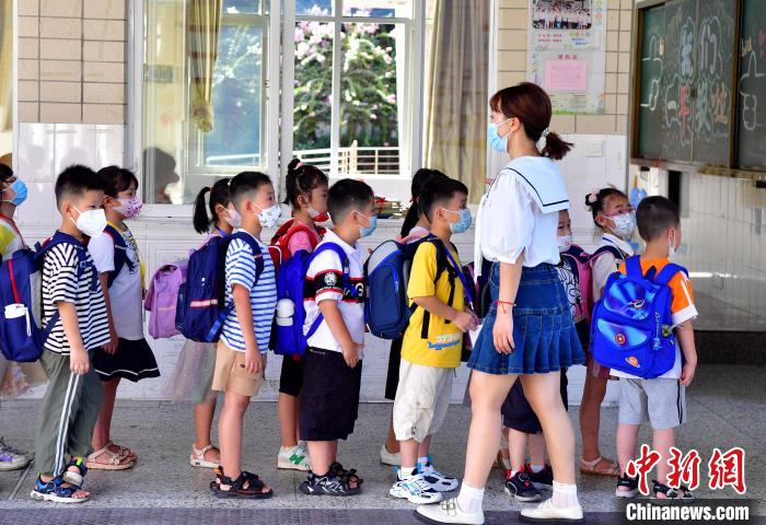 福州：小学新生陆续到校报到 仪式感满满