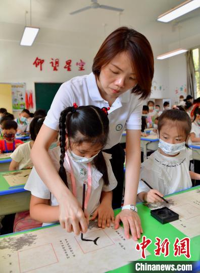 福州：小学新生“开笔礼”迎开学