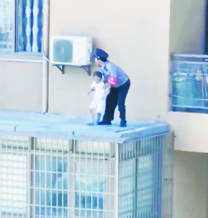 3岁娃从7楼窗户爬出 保安高空跨栏勇救遇险男孩