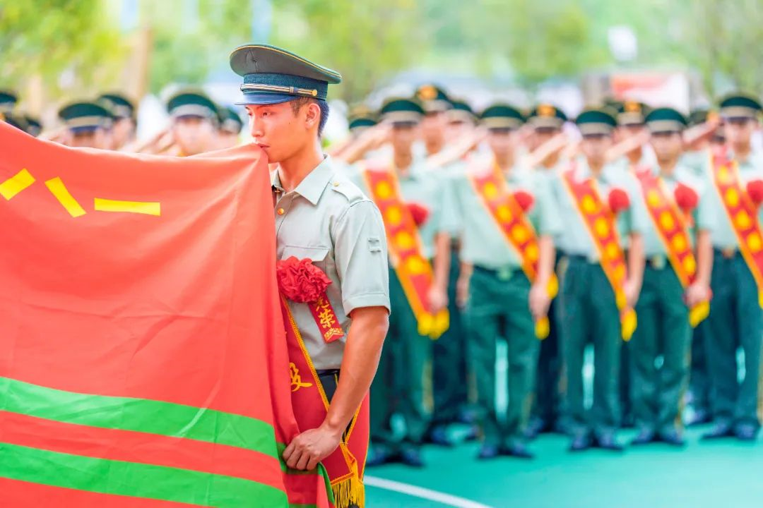 “我已完成保卫国家的任务，向您报到！”战友，欢迎回家！