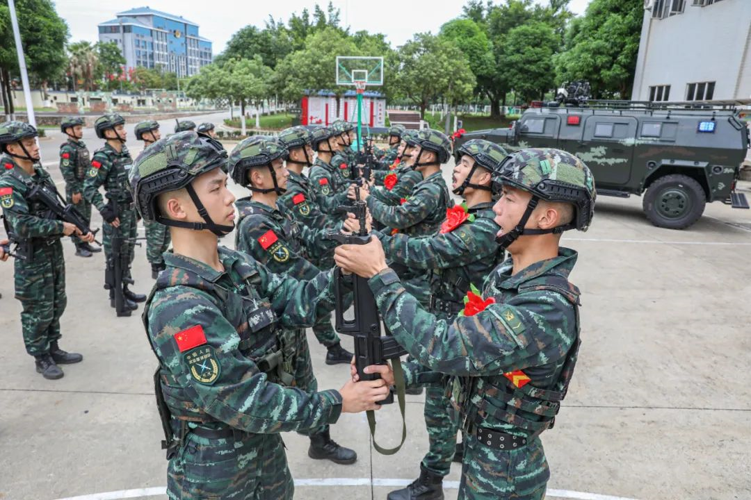 “我已完成保卫国家的任务，向您报到！”战友，欢迎回家！