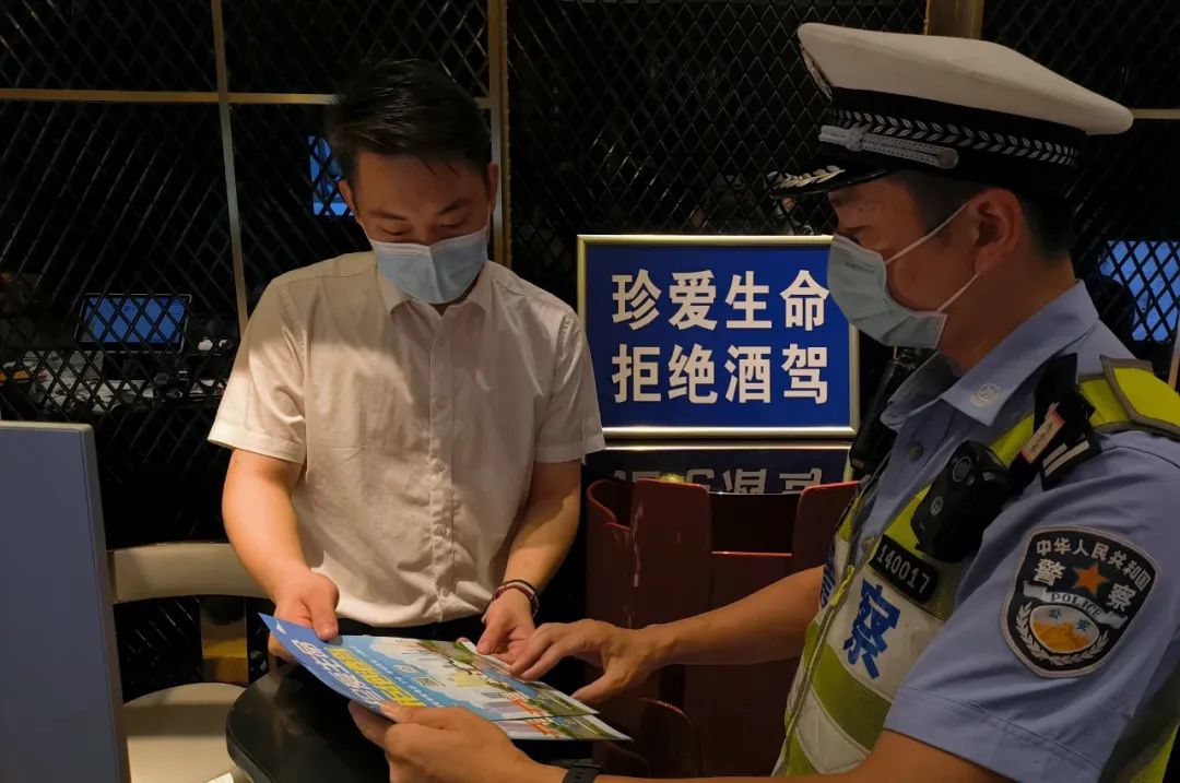 男子深夜看到交警弃车逃跑，一查竟……