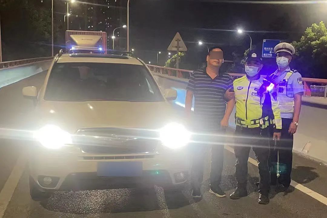 男子深夜看到交警弃车逃跑，一查竟……