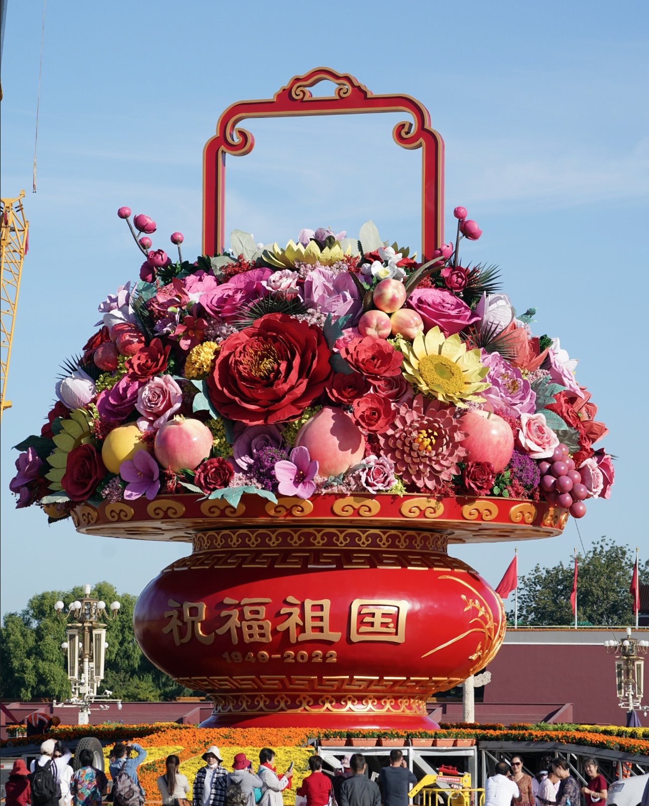 天安门广场“祝福祖国”巨型花果篮亮相