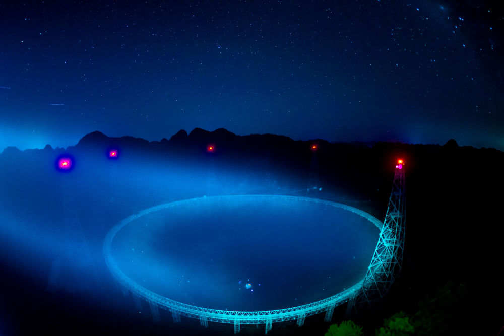 “中国天眼”发现迄今宇宙最大原子气体结构