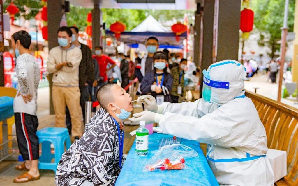 老人上门采样、学生绿色通道……福州核酸检测现场暖人心！