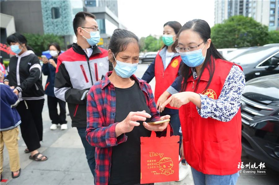 暖！核酸检测现场，市民就地报名当志愿者！