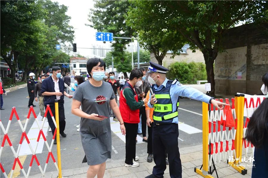 暖！核酸检测现场，市民就地报名当志愿者！